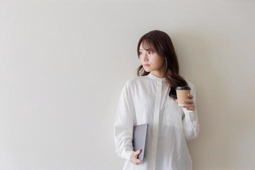 ノートパソコンを抱える女性 ノートパソコンを抱える女性 女性,笑顔,ノートパソコンの写真素材