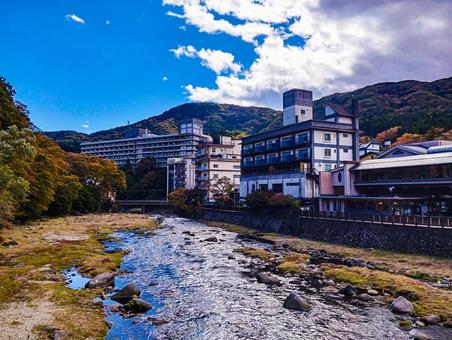 箒川の秋の晴天 塩原温泉,紅の吊り橋,10月の写真素材