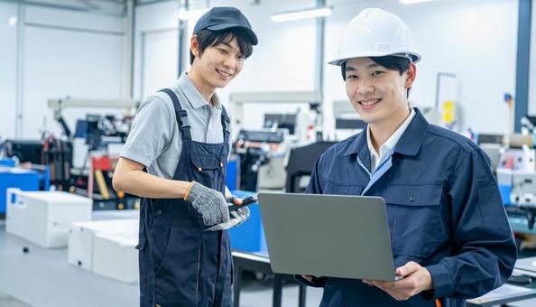 工場の三次元測定機を使う作業服の男性 工場の三次元測定機を使う作業服の男性の写真