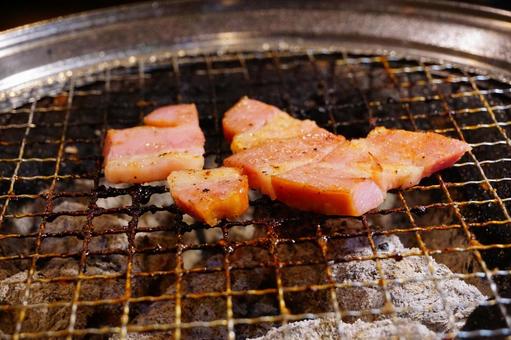 あぶりベーコン あぶりベーコン あぶり,べーコン,焼き肉の写真素材