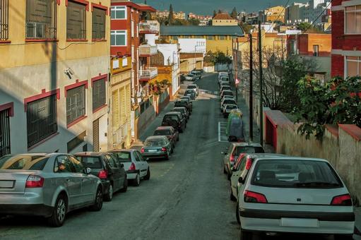 両側に縦列駐車。ヨーロッパの静かな路地 路上駐車,縦列駐車,外国の写真素材
