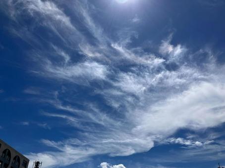真夏の青空と雲 真夏の青空と雲 日差し,自然,眩しいの写真素材