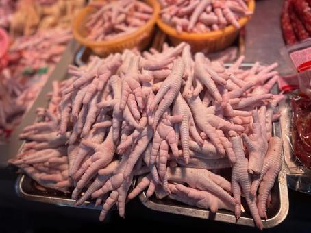 アジア市場で売られる新鮮な鶏の足 アジア市場で売られる新鮮な鶏の足 鶏足,市場,食材の写真素材
