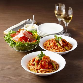 帆立とイカのトマトソースのパスタ 帆立とイカのトマトソースのパスタ トマトスパゲッティー,ペスカトーレ,アラビアータの写真素材