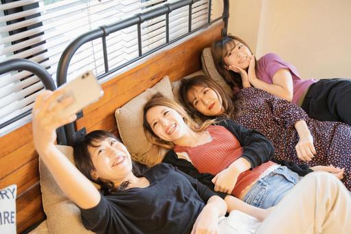 Girls talk / commemorative photo, woman will be, bed, home party, JPG