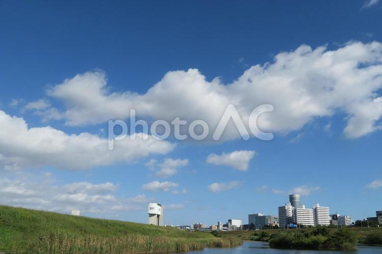 土手と街並みと青空 青空,土手,新横浜の写真素材