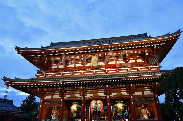 夕暮れの浅草仁王門 浅草寺,浅草,観光の写真素材