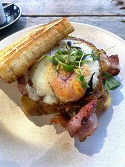 海外のカフェランチ 海外のカフェランチ カフェ,カフェランチ,ベーコンエッグサンドの写真素材