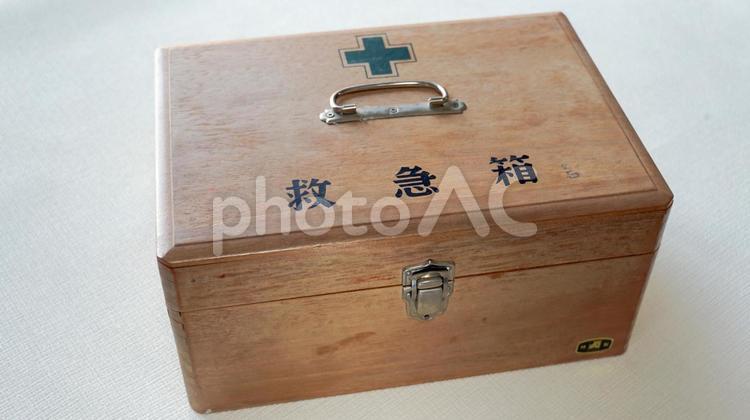 白い背景に置かれた木製の救急箱 救急箱,応急処置,医療の写真素材