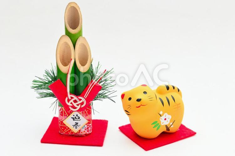 寅の置物と門松 トラ,寅,干支の写真素材