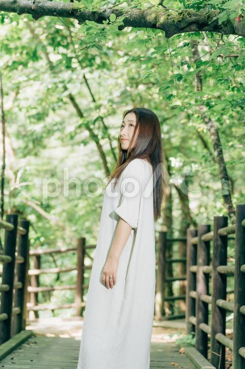 森の中にいるロングストレートヘアの女性 女性,ボタニカル,森の写真素材