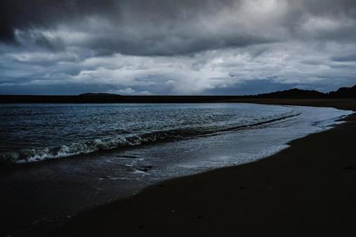 <Goto scenery> A beach at dawn on a cloudy day, cloudy, breaking dawn, morning, JPG