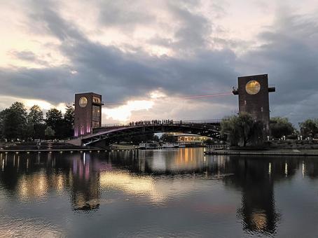 夕闇が迫る富岩運河環水公園 天門橋2 夕闇が迫る富岩運河環水公園 天門橋2の写真