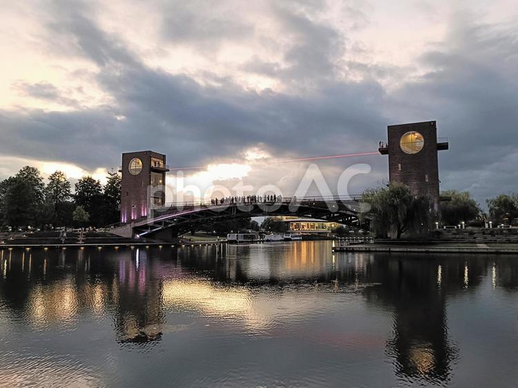 夕闇が迫る富岩運河環水公園　天門橋2 富岩運河環水公園,天門橋,展望塔の写真素材