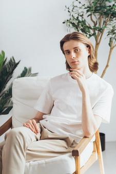 肘をついて椅子に座る男性 男性,外国人,欧米人の写真素材