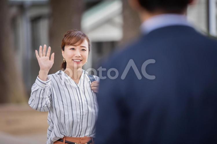 カジュアルビジネスの会社員 待ち合わせ,挨拶,カップルの写真素材