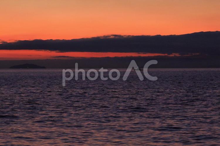伊予灘の夕焼けと雲 伊予,伊予灘,夕暮れの写真素材