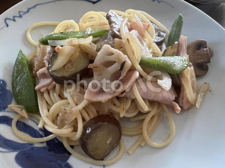 皿に盛られた和風パスタ パスタ,パスタ料理,和風の写真素材