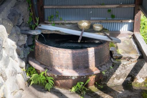 錆びた鉄鍋と水汲み場 錆びた鉄鍋と水汲み場 鉄鍋,水,柄杓の写真素材