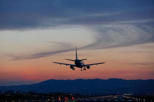 夕空に着陸する小型飛行機 飛行機,航空機,旅客機の写真素材