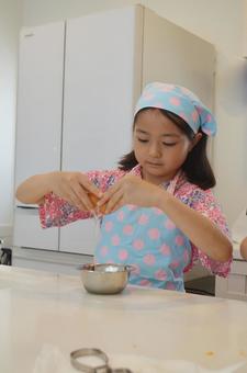 たまごを割る女の子 たまごを割る女の子 料理,子供,家庭科の写真素材