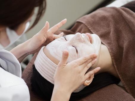 Facial beauty treatment image Facial beauty treatment image