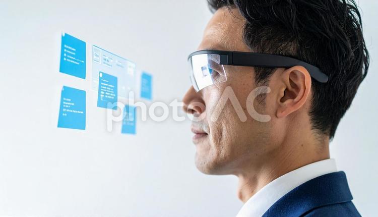 ホログラムのAR書類を確認する男性 ar,vr,仮想現実の写真素材