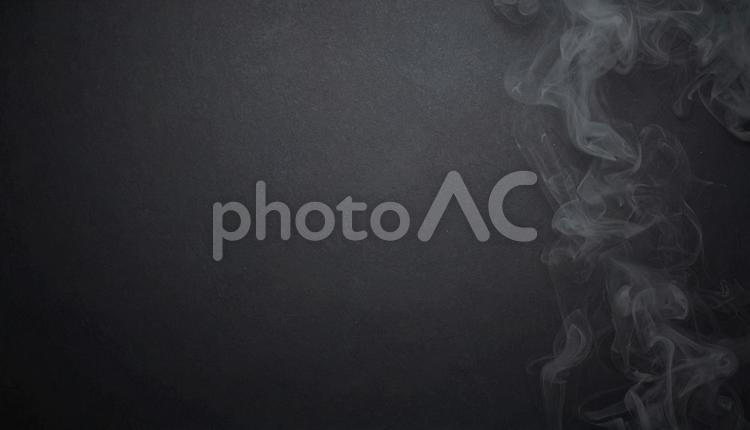 煙が漂う黒背景 黒,湯気,煙の写真素材