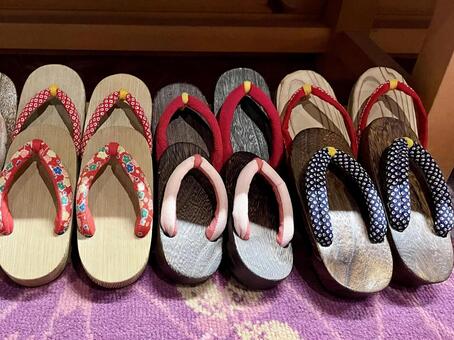 きれいに並んだ下駄 下駄,靴,履き物の写真素材