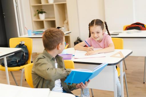 水色のノートを持って振り向く男の子 男の子,女の子,子どもの写真素材