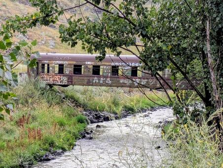 川の上の廃墟列車 列車,廃墟,残骸の写真素材