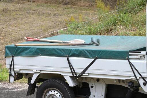 軽トラックの荷台に置いたシャベルとレーキ 軽トラック,荷台,シートの写真素材