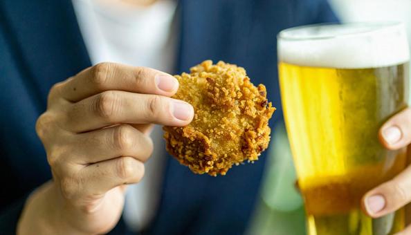 唐揚げとビール 唐揚げとビールの写真