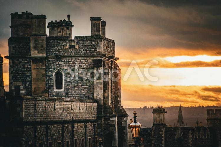 夕焼けとウィンザー城の光景 ウィンザー城,イギリス,夕焼けの写真素材