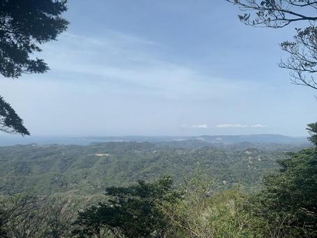 青空と山並みを望む展望風景 青空と山並みを望む展望風景の写真