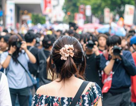 撮影に応じる女性の後ろ姿 撮影に応じる女性の後ろ姿 後ろ姿,女性,背中の写真素材