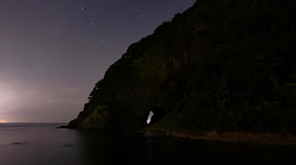 星空に続く洞窟 星空に続く洞窟 洞窟,星空,闇の写真素材
