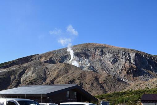 噴気を上げる一切経山 一切経山,大穴火口,浄土平ビジターセンターの写真素材