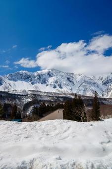 250320秋山郷和山からの鳥甲山 250320秋山郷和山からの鳥甲山の写真