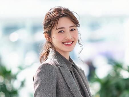 柔らかい光に包まれた女性の写真