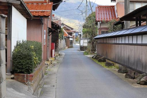 家沿いの静かな道路 家沿いの静かな道路 田舎の風景,民家,ゆったりの写真素材