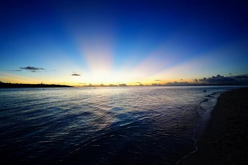 与那覇前浜の夕焼けマジックアワー 与那覇前浜,宮古島,沖縄の写真素材
