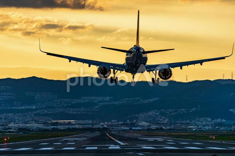 空港　飛行機（伊丹空港）63 飛行機,航空機,千里川の写真素材