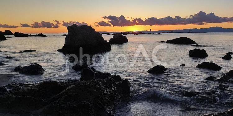 日が落ちる、森戸海岸より 日没,海岸,茜色の写真素材