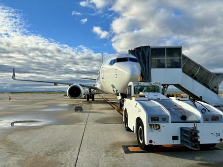 出発前の飛行機 出発前の飛行機 飛行機,空港,朝陽の写真素材