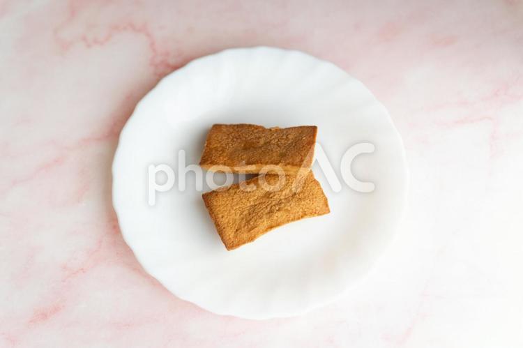 白皿にのせた焼き菓子② フィナンシェ,焼き菓子,スイーツの写真素材