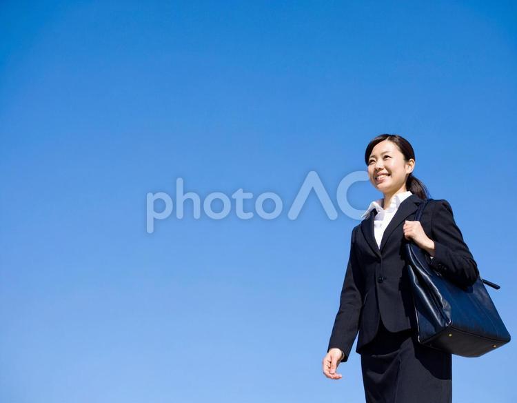 青空の下歩くビジネスウーマン ビジネス,女性,青空の写真素材