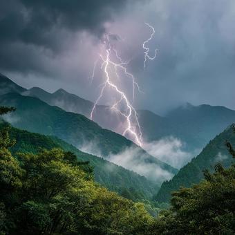 嵐の空と新緑の山々が織りなす絶景 嵐の空と新緑の山々が織りなす絶景の写真