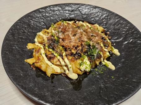 お好み焼き お好み焼き,黒皿,手作りの写真素材