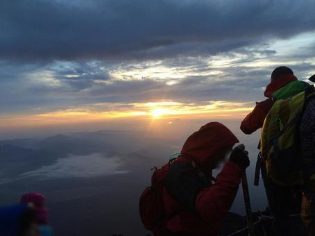 富士山山頂付近の早朝のご来光と登山者達 富士山山頂付近の早朝のご来光と登山者達 富士山,登山,ご来光の写真素材